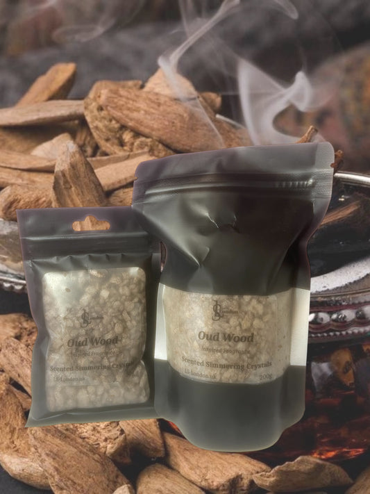 oud wood smells rich, warm, and earthy, with smoky, leathery, and sweet nuances.
